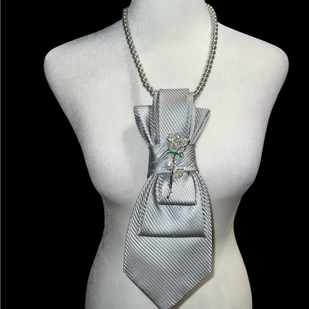 Elegant Silver And Green Brooch Rose On Pretty Silver Necktie Necklace Necklace 30$